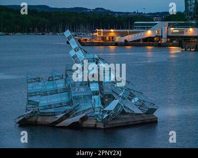 Oslo Norvège - Mai 2022: Une sculpture en acier et en verre de 2 mètres de haut - 'She Lies' (NOR. Hun ligger) dans l'Oslofjord près de l'opéra, par Monika Bonvici Banque D'Images