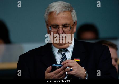 DFB Präsident Teo Zwanziger, mit Handy auf der Tribüne, Porträt, Fußball EM Qualificationsspiel Deutschland - Schweiz 7:0, 22.8.2007 in Koblenz, Fußball Frauen Nationalmannschaft Banque D'Images