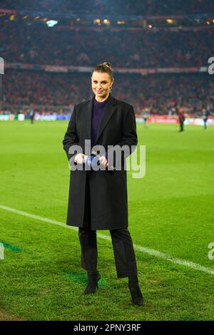 Laura WONTORRA, présentatrice sportive, journaliste, femme, animatrice, TV, télévision, DAZN dans le quart final match FC BAYERN MUENCHEN - MANCHESTER CITY 1-1 de football UEFA Champions League dans la saison 2022/2023 à Munich, 19 avril 2023. Viertelfinale Rückspiel, FCB © Peter Schatz / Alamy Live News Banque D'Images