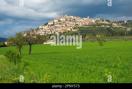 Belle vue panoramique de la ville médiévale de Trevi, colline après la tempête en Ombrie Italie Banque D'Images