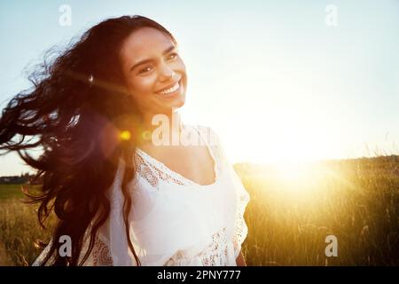 La vraie beauté vient de l'intérieur. Portrait d'une jeune femme attrayante debout à l'extérieur dans un champ. Banque D'Images