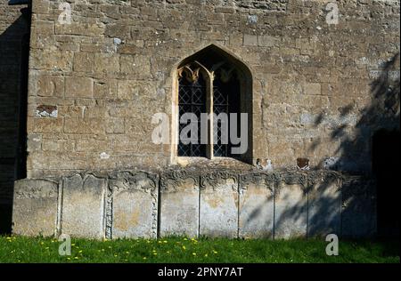 Fenêtre orientée sud et vieux pierres tombales, St. Église Andrew, rue Cranford Andrew, Northamptonshire, Angleterre, Royaume-Uni Banque D'Images