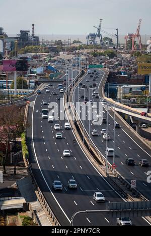 Vue sur les voitures sur la grande rue de l'autoroute à Buenos Aires Banque D'Images