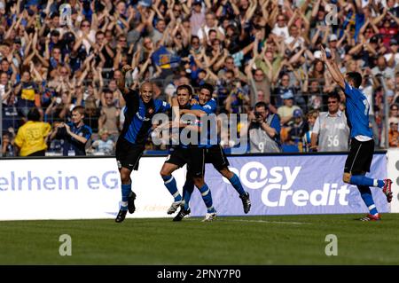 Torschütze zum 1:0 Anel Dzaka (10 mitte) Jubel mit Daham Noureddine (29 liens) und Tayfun Pektürk. Fußball 2. Bundesliga TUS Koblenz - 1.FC Köln 1:2 23.9.2007 Banque D'Images