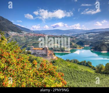 Vue fabuleuse sur les Cles Castel, le lac de Santa Giustina et de nombreuses plantations de pommes. Lieu: Clès, région du Trentin-Haut-Adige, Italie, Europe Banque D'Images