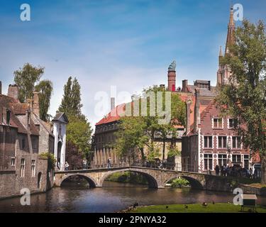 Vue sur le pont au-dessus du canal de Bruges par beau temps Banque D'Images