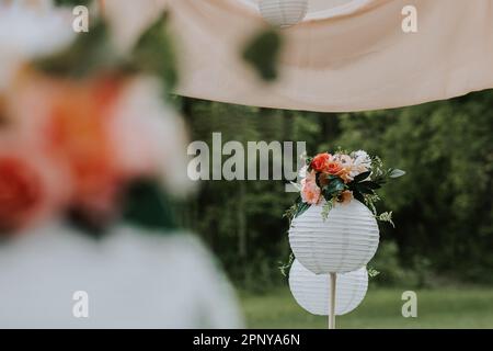 Décoration de mariage, sphères blanches et compositions florales lumineuses Banque D'Images