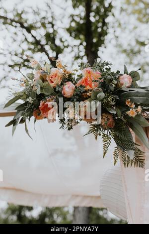 Auvent de mariage de fleurs d'été contre le ciel Banque D'Images