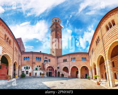 Vue magnifique Tour de l'horloge Torre dei Lamberti et escaliers médiévaux du palais Palazzo della Ragione à Vérone. Emplacement: Vérone, Vénétie Banque D'Images