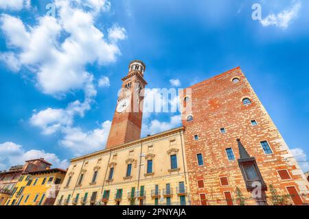 Vue à couper le souffle Tour de l'horloge Torre dei Lamberti du palais Palazzo della Ragione à Vérone. Destination touristique populaire de l'Europe. Emplacement : Banque D'Images