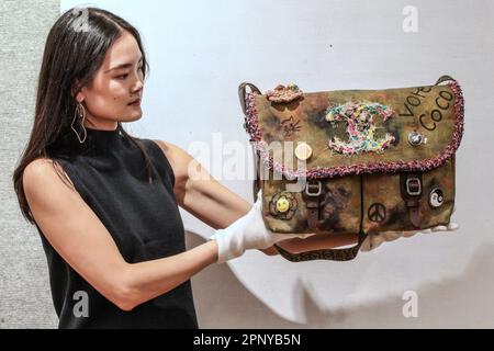 Londres, Royaume-Uni. 21st avril 2023. Un sac Graffiti Messenger de la collection Spring 2015 de Karl Lagerfeld. Estimation: £4 000-6 000. Luxe par Design: La garde-robe d'un connaisseur de mode en vente en ligne sur bonhams.com du 14 au 26 avril. Bonhams London .Paul Quezada-Neiman/Alamy Live News Credit: Paul Quezada-Neiman/Alamy Live News Banque D'Images