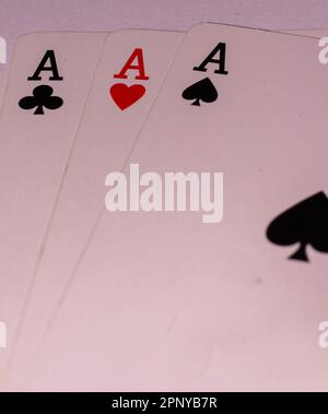 Les cartes à jouer avec des as empilées les unes sur les autres Banque D'Images