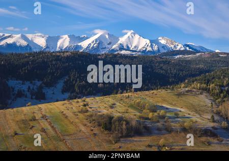 Magnifique paysage de printemps le matin à la campagne. Vue sur les Belianske Tatras depuis le village d'Osturna en Slovaquie. Banque D'Images