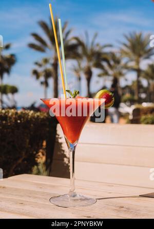 Un daiquiri aux fraises fait de rhum Banque D'Images