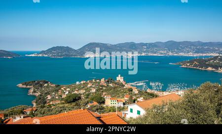 Vue surélevée du golfe de la Spezia, Ligurie, Italie, Europe. Ville de Lerici avec l'ancien château, et Portovenere ou Porto Venere, UNESCO monde elle Banque D'Images