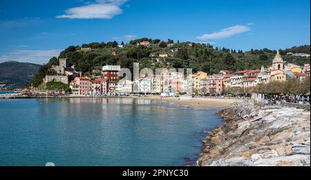 San Terenzo, Lerici, Ligurie, Italie - petit village de pêcheurs avec plage Banque D'Images