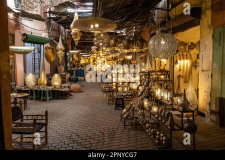 Des lampes artisanales sont exposées devant un magasin dans la médina de Marrakech. Banque D'Images