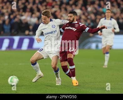 L-R Matisse Samoise de KAA Gent détient de West Ham United Saïd Benrahma pendant le quart-finale de l'UEFA Europa Conference League deuxième match de football de la Ligue soit Banque D'Images
