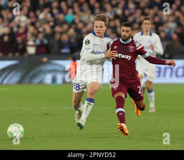 L-R Matisse Samoise de KAA Gent détient de West Ham United Saïd Benrahma pendant le quart-finale de l'UEFA Europa Conference League deuxième match de football de la Ligue soit Banque D'Images