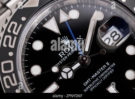 Bangkok Thaïlande- Fév 20,2022 : gros plan Rolex GMT-Master II 'Batman'40mm avec cadre bleu-noir acier céramique montre poignet pour hommes Banque D'Images