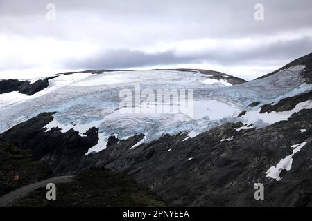 Le glacier de Blåfjell depuis le point de vue du mont Dalsnibba, Geirangerfjord, site classé au patrimoine mondial de l'UNESCO, région de Sunnmøre, comté de Møre og Romsdal, Nord-Ouest Banque D'Images