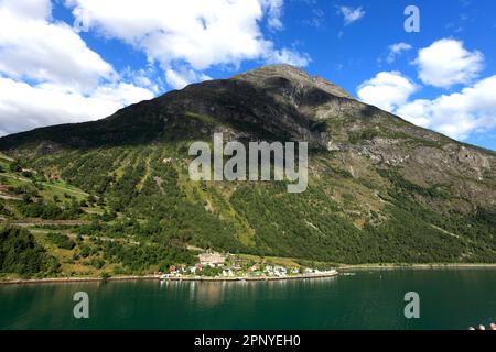 Vue sur le village de Nesevika, le Geirangerfjord, site classé au patrimoine mondial de l'UNESCO, l'UNESCO, la région de Sunnmøre, le comté de Møre og Romsdal, l'ouest de la Norvège, la Scandinavie, l'UE Banque D'Images