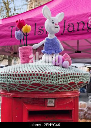 Cette boîte postale rouge traditionnelle vit sur la place centrale du marché d'Abingdon-on-Thames. Derrière se trouve le musée Abingdon, autrefois le Central Assizes pour cela Banque D'Images