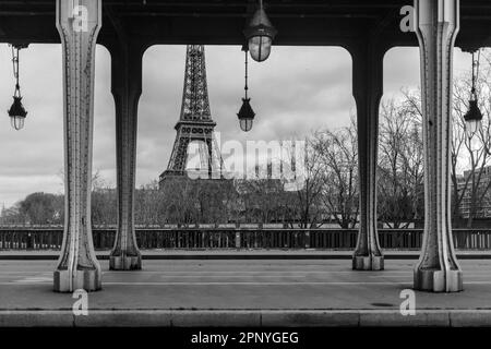 Une photo en niveaux de gris du pont Bir-Hakeim avec colonnes et la Tour Eiffel en arrière-plan, Paris, France. Banque D'Images