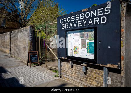 Traversez Bones Graveyard & Memorial Gardens, Southwark, South London. Crossbone est un lieu de sépulture post-médiéval désutilisé, établi pour les femmes célibataires. Banque D'Images