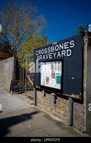 Traversez Bones Graveyard & Memorial Gardens, Southwark, South London. Crossbone est un lieu de sépulture post-médiéval désutilisé, établi pour les femmes célibataires. Banque D'Images