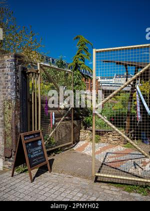 Traversez Bones Graveyard & Memorial Gardens, Southwark, South London. Crossbone est un lieu de sépulture post-médiéval désutilisé, établi pour les femmes célibataires. Banque D'Images