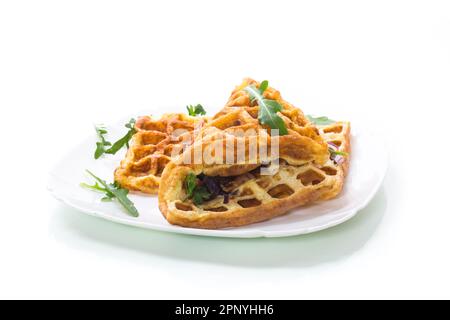 Omelette farcie aux oignons et aux herbes, frite sous forme de gaufres, isolée sur fond blanc Banque D'Images