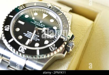 Bangkok Thaïlande- 28 janvier,2021:gros plan Rolex Submariner Date acier Noir céramique hommes montre poignet Banque D'Images