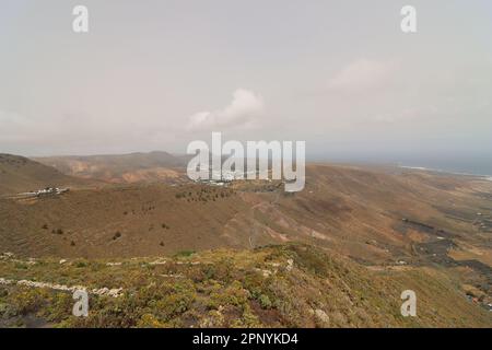 Paysage sur Lanzarote avec le mont Corona en arrière-plan Banque D'Images