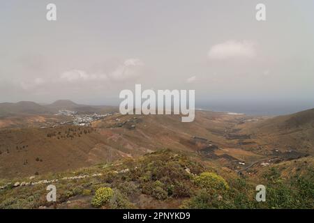 Paysage sur Lanzarote avec le mont Corona en arrière-plan Banque D'Images