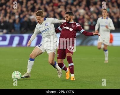 L-R Matisse Samoise de KAA Gent détient de West Ham United Saïd Benrahma pendant le quart-finale de l'UEFA Europa Conference League deuxième match de football de la Ligue soit Banque D'Images