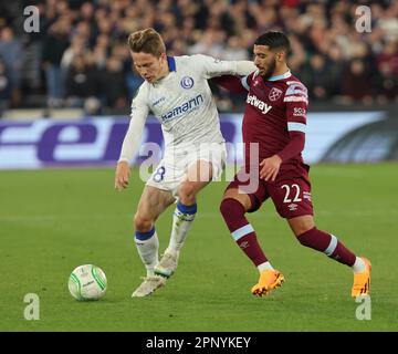L-R Matisse Samoise de KAA Gent détient de West Ham United Saïd Benrahma pendant le quart-finale de l'UEFA Europa Conference League deuxième match de football de la Ligue soit Banque D'Images