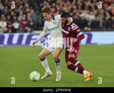 L-R Matisse Samoise de KAA Gent détient de West Ham United Saïd Benrahma pendant le quart-finale de l'UEFA Europa Conference League deuxième match de football de la Ligue soit Banque D'Images