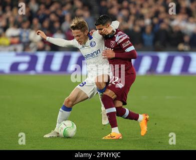 L-R Matisse Samoise de KAA Gent détient de West Ham United Saïd Benrahma pendant le quart-finale de l'UEFA Europa Conference League deuxième match de football de la Ligue soit Banque D'Images
