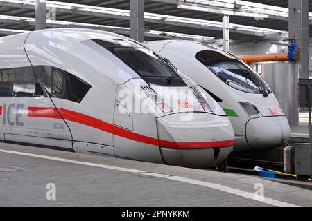 Grève vendredi, 21 avril 2023 à la gare centrale de Munich: EVG paralyse la circulation ferroviaire pendant plusieurs heures. Deux trains ICE se trouvent l'un à côté de l'autre. ? Banque D'Images