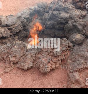 Feu dans un trou de lave dans le parc national de Timanfaya sur Lanzarote Banque D'Images