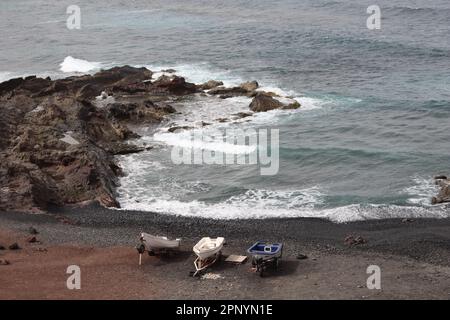 Trois bateaux dans une baie près du village de pêcheurs d'El Golfo sur Lanzarote Banque D'Images