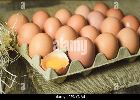 Œufs de poulet fraîchement cueillis sur un fond rustique. Oeufs de poulet dans le foin, scène rurale Banque D'Images