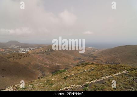 Paysage sur Lanzarote avec le mont Corona en arrière-plan Banque D'Images