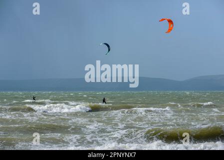 Kite surfeurs dans des vents forts de Storm Noa, Bournemouth, Dorset, Angleterre, Royaume-Uni, 12th avril 2023 Banque D'Images