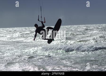 Kite surfeur sautant des vagues dans des vents forts de Storm Noa, Bournemouth, Dorset, Angleterre, Royaume-Uni, 12th avril 2023 Banque D'Images