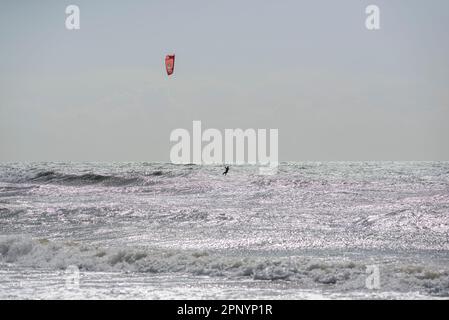 Kite surfeur dans les vents forts de Storm Noa, Bournemouth, Dorset, Angleterre, Royaume-Uni, 12th avril 2023 Banque D'Images