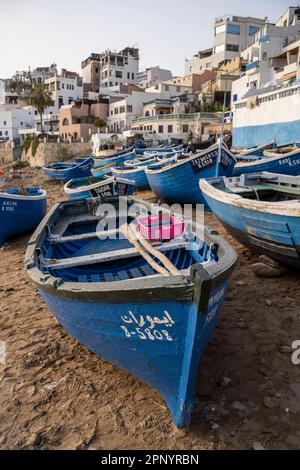 Bateaux de pêche bleus sur la plage de Taghazout. Banque D'Images