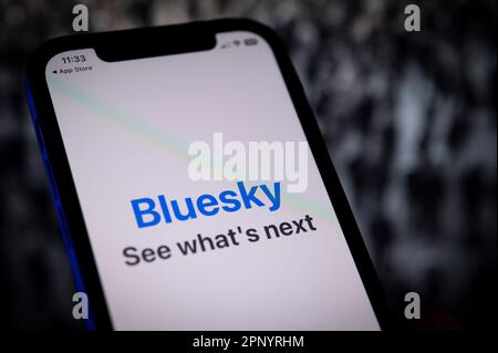 Varsovie, Pologne. 21st avril 2023. Le logo de l'application Bluesky sur les réseaux sociaux est visible sur un appareil mobile dans cette illustration photo à Varsovie, en Pologne, le 21 avril 2023. Le fondateur Jack Dorsey de twitter a publié l'application Bluesky sur Android. (Photo de Jaap Arriens/Sipa USA) crédit: SIPA USA/Alay Live News Banque D'Images