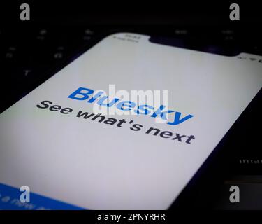 Varsovie, Pologne. 21st avril 2023. Le logo de l'application Bluesky sur les réseaux sociaux est visible sur un appareil mobile dans cette illustration photo à Varsovie, en Pologne, le 21 avril 2023. Le fondateur Jack Dorsey de twitter a publié l'application Bluesky sur Android. (Photo de Jaap Arriens/Sipa USA) crédit: SIPA USA/Alay Live News Banque D'Images